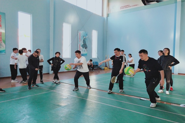 14运球接力比赛.jpg